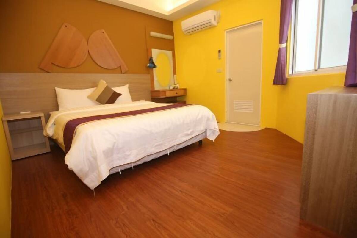 1 bedroom, blackout drapes, free WiFi, bed sheets