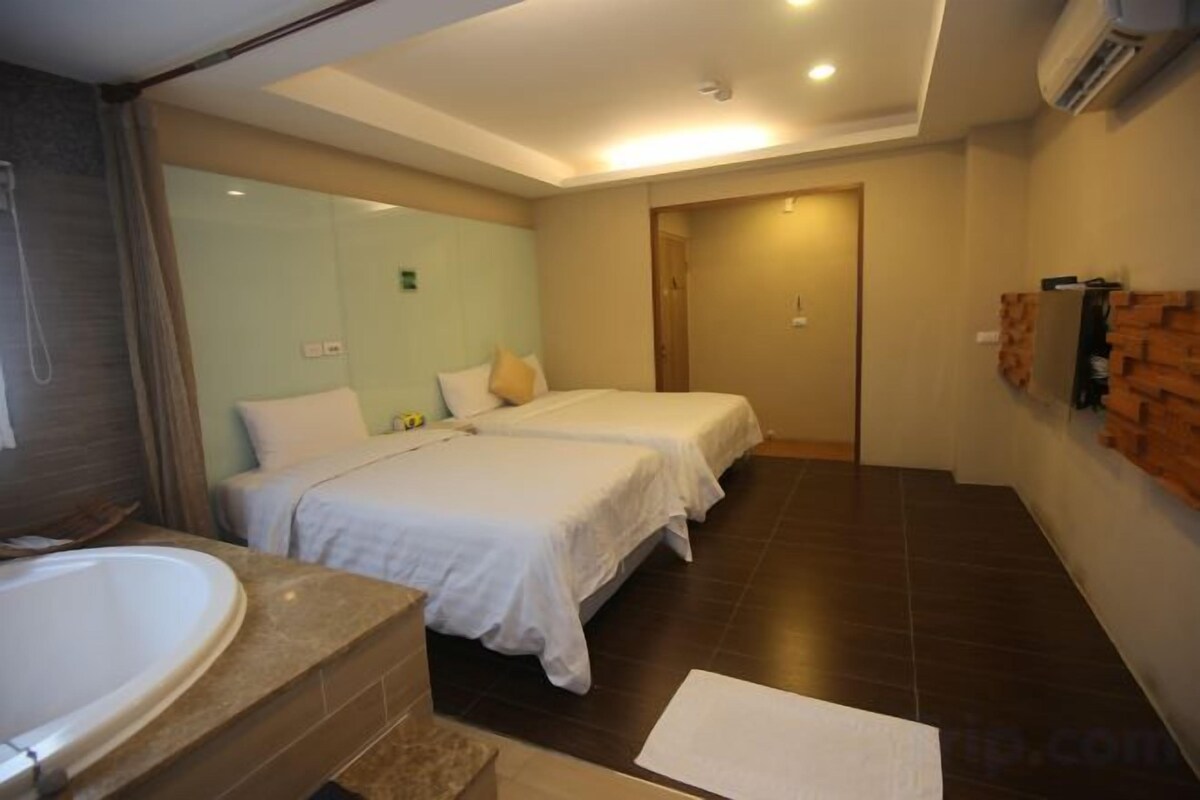 1 bedroom, blackout drapes, WiFi (free), bed sheets