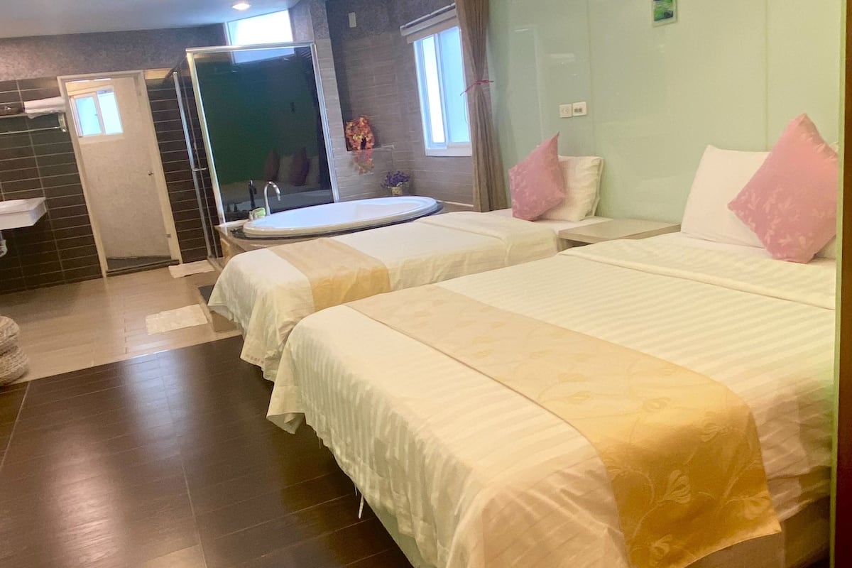 Quarto triplo com design assinado | 1 quarto, cortinas blackout, Wi-Fi de cortesia, roupa de cama