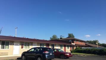 Un motel con dos coches estacionados en el estacionamiento.