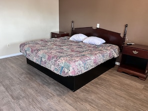 Standard Room, 1 King Bed | Rollaway beds, free WiFi, bed sheets - Crown Inn (Toledo)