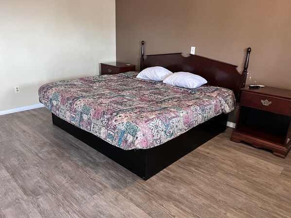 غرفة عادية - سرير ملكي | أسرّة قابلة للطي وواي فاي مجانًا وملاءات أسرّة