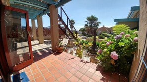 Terrace/patio - Fisherhaven Traveller's Lodge - Hostel (Hermanus)