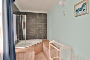 Family Double or Twin Room, 2 Bedrooms | Bathroom