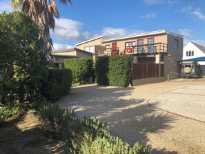 Front of property - Fisherhaven Traveller's Lodge - Hostel (Hermanus)