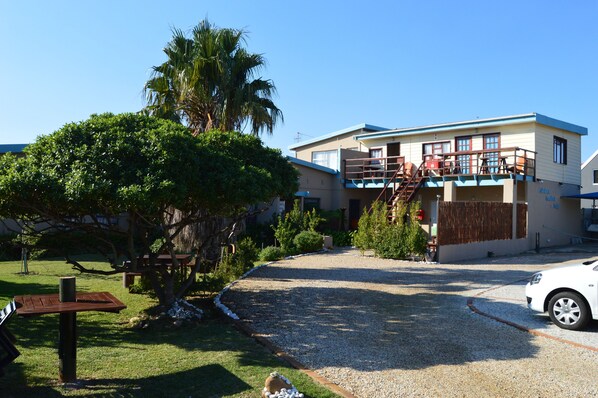 Garden view - Fisherhaven Traveller's Lodge - Hostel (Hermanus)