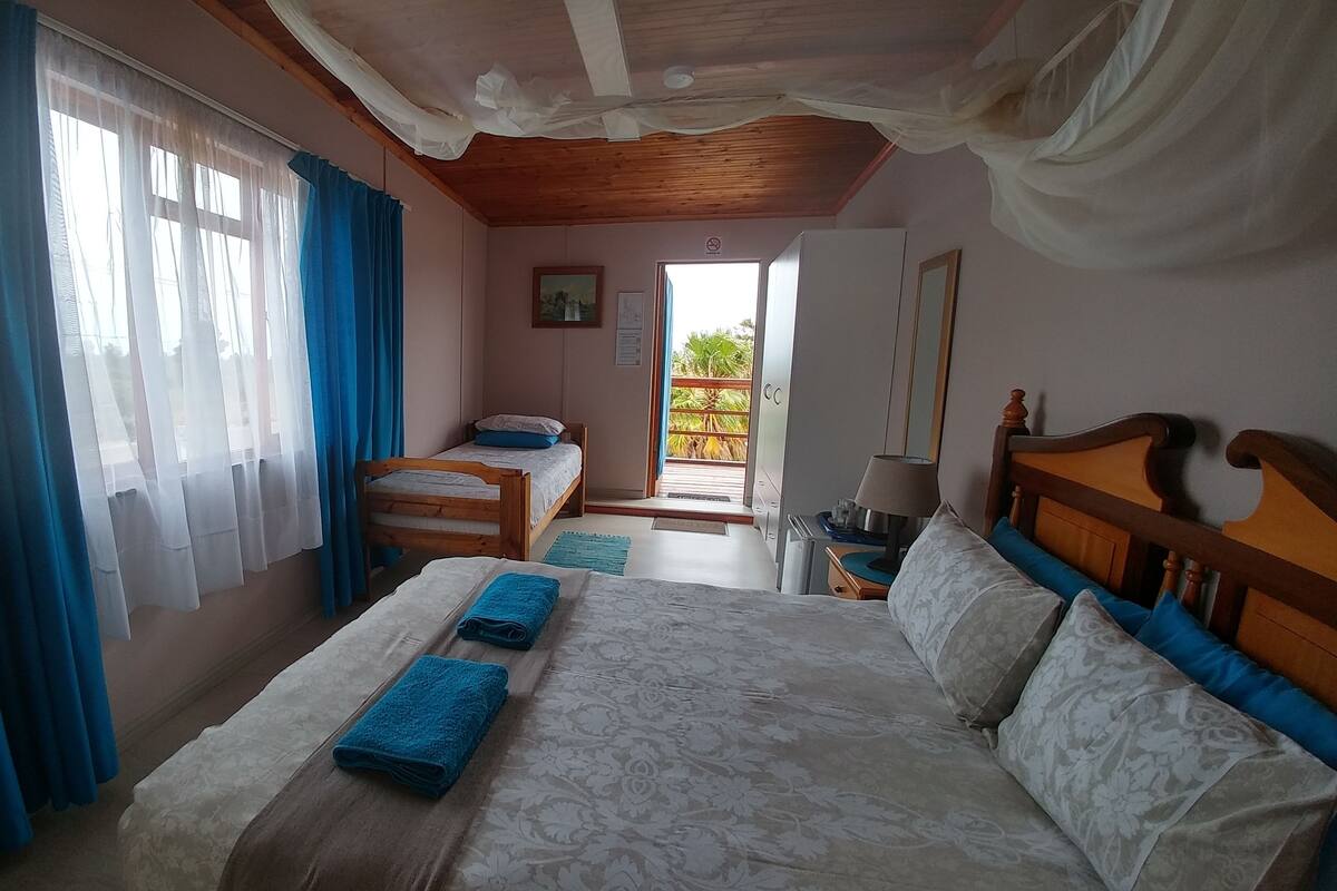 N1triple room en suite | Iron/ironing board (on request), WiFi (free), individually decorated