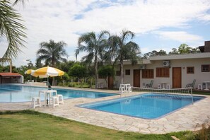 6 outdoor pools, pool umbrellas, pool loungers - Divino Canto Pousada (Olimpia)