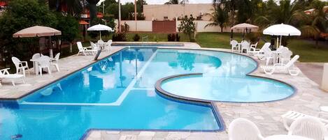 6 piscinas externas, guarda-sóis, espreguiçadeiras