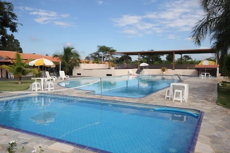 6 outdoor pools, pool umbrellas, sun loungers