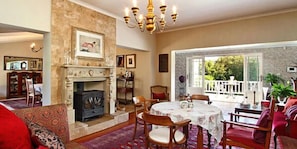 Family House | Living room | 40-inch flat-screen TV with digital channels, TV, DVD player