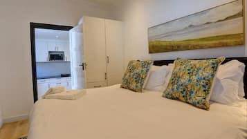 Appartement, 2 slaapkamers | Een kluis op de kamer, gratis wifi