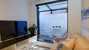 Departamento, 2 habitaciones | Área de sala de estar | Televisión de 47 pulgadas con canales vía satélite 
