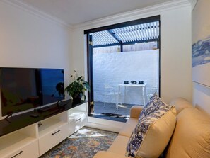 Departamento, 2 habitaciones | Área de sala de estar | Televisión de 47 pulgadas con canales vía satélite