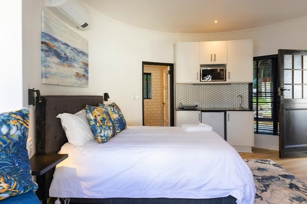 Self catering room double bed | In-room safe, WiFi (free)