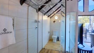 Monolocale, vista laguna | Bagno | Doccia, set di cortesia gratuito, asciugacapelli, asciugamani