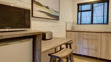 Habitación con 2 camas individuales | Cocina privada | Cafetera o tetera, frigorífico, microondas y placa de cocina