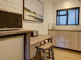 Twin Room | Private kitchen | Coffee/tea maker, fridge, microwave, stovetop