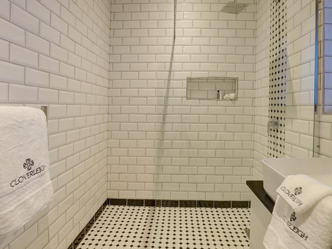 Mini apartment with two bedrooms | Bathroom | Shower, free toiletries, hair dryer, towels