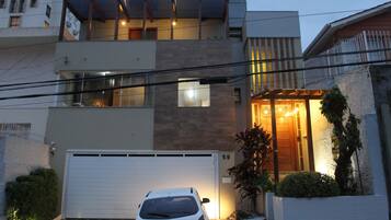 Majoituspaikan julkisivu illalla/yöllä