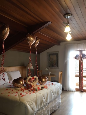 Quarto casal grand | Frigobar, escrivaninha, Wi-Fi de cortesia, roupa de cama