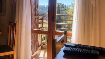 Een minibar, een bureau, gratis wifi, beddengoed