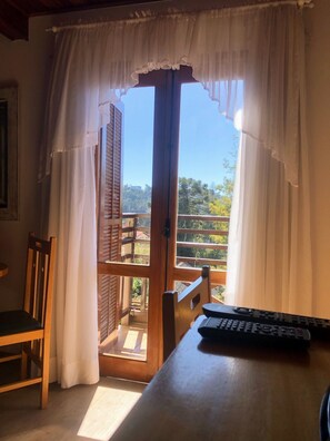 Minibar, skrivebord, wi-fi (inkludert) og sengetøy