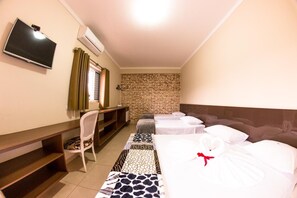 Frigobar, cofres nos quartos, escrivaninha, cortinas blackout