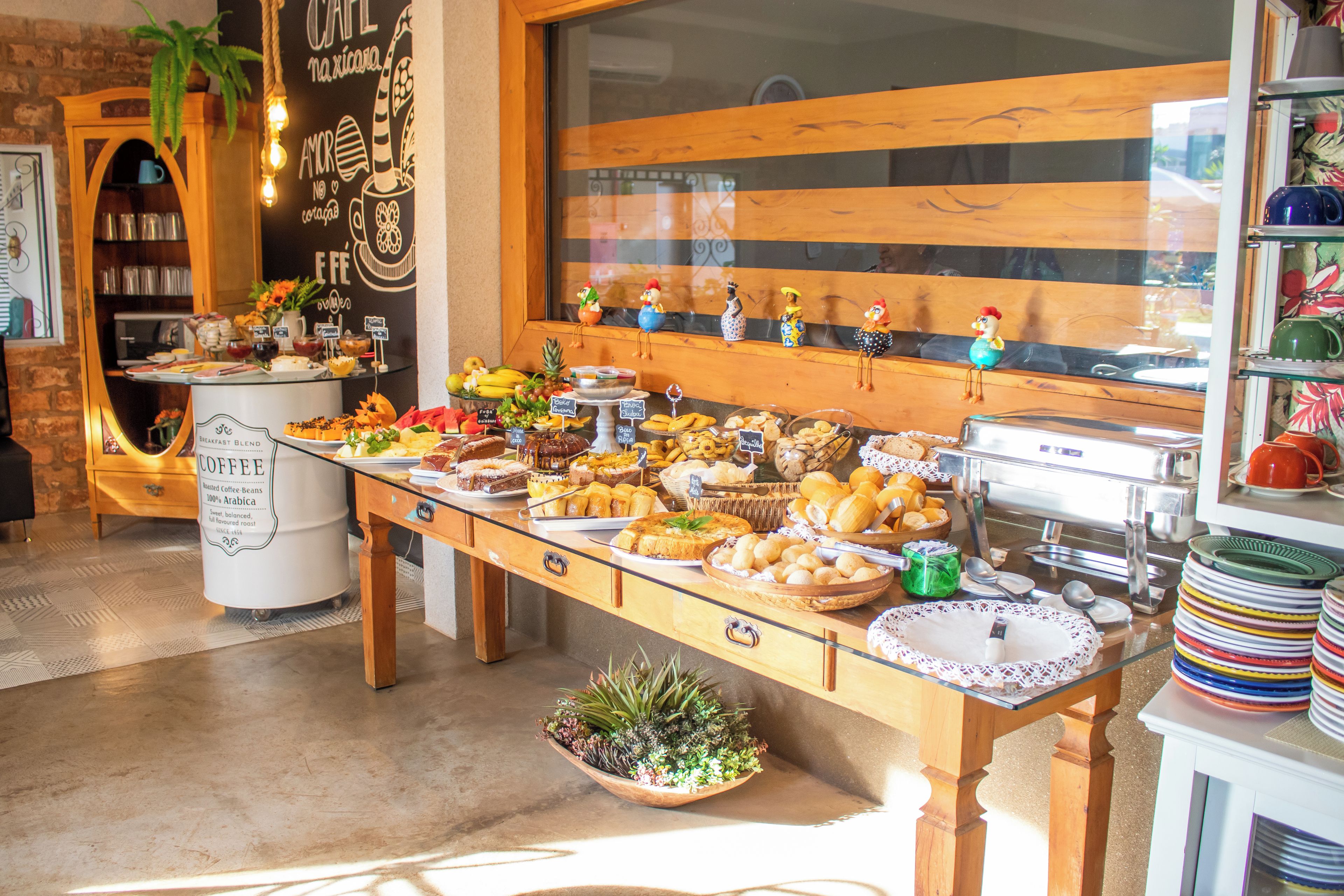 Un bufé con diversas opciones de comida y una estación de café.