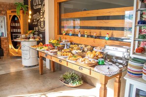 Un bufé con diversas opciones de comida y una estación de café.