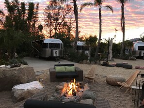 Fachada de la propiedad por la tarde o noche