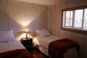 2 Schlafzimmer, individuell dekoriert, Schreibtisch