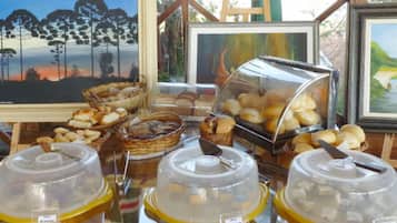 Esmorzar diari d'estil bufet gratuït