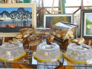 Free daily buffet breakfast  - Pousada dos Esquilos (Campos do Jordão)