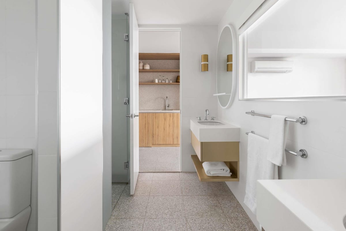 Delxue Studio Suite | Egyptian cotton sheets, premium bedding, pillow-top beds, minibar