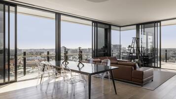 Penthouse, Multiple Beds | Egyptian cotton sheets, premium bedding, pillow-top beds, minibar