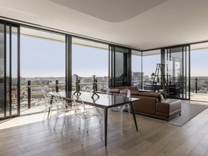 Egyptian cotton sheets, premium bedding, pillow-top beds, minibar - The Johnson Brisbane - Art Series (Spring Hill)