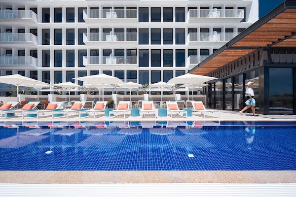 Outdoor pool, pool umbrellas, sun loungers