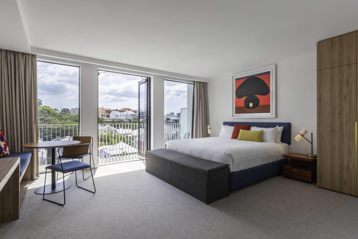 Delxue Studio Suite | Egyptian cotton sheets, premium bedding, pillow-top beds, minibar