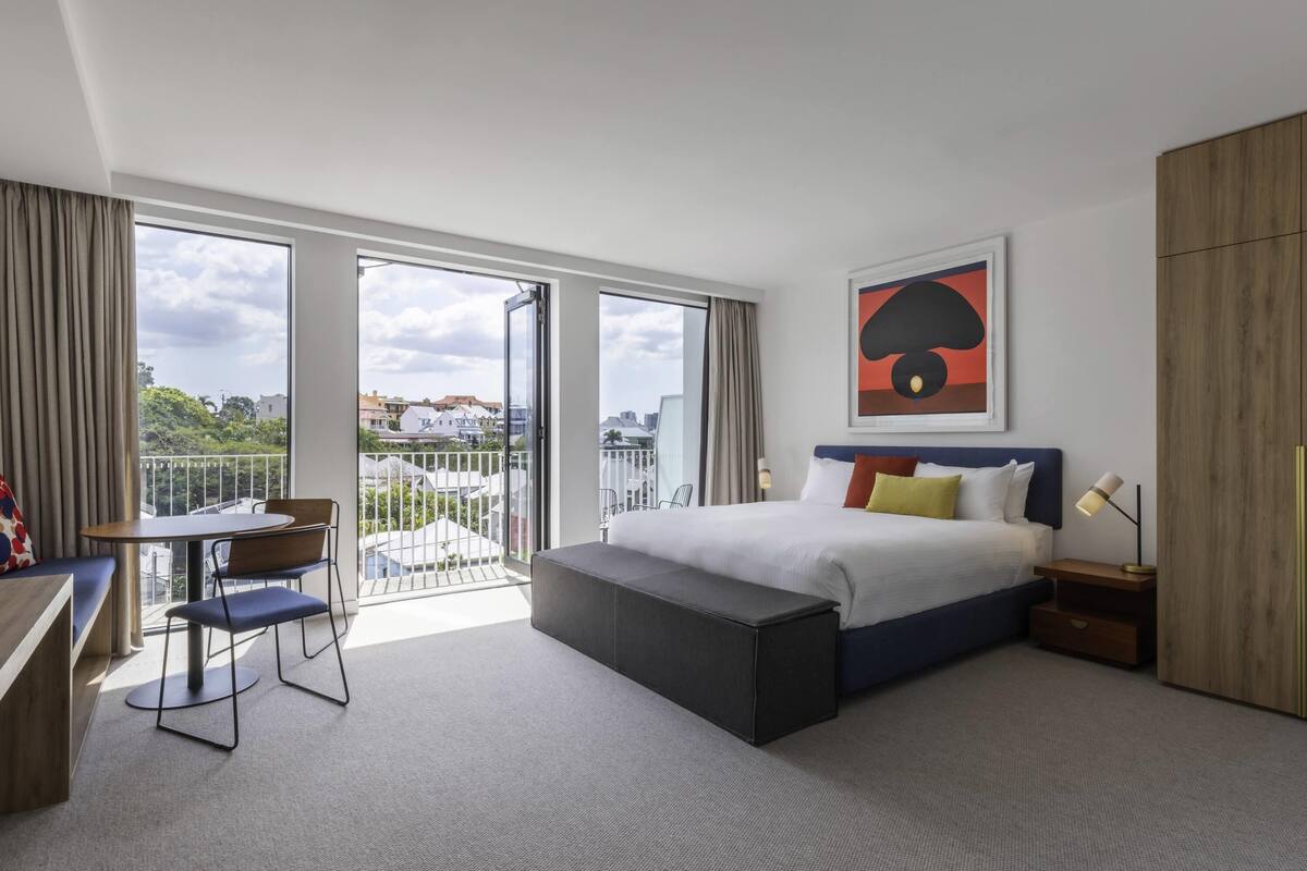 Delxue Studio Suite | Egyptian cotton sheets, premium bedding, pillowtop beds, minibar