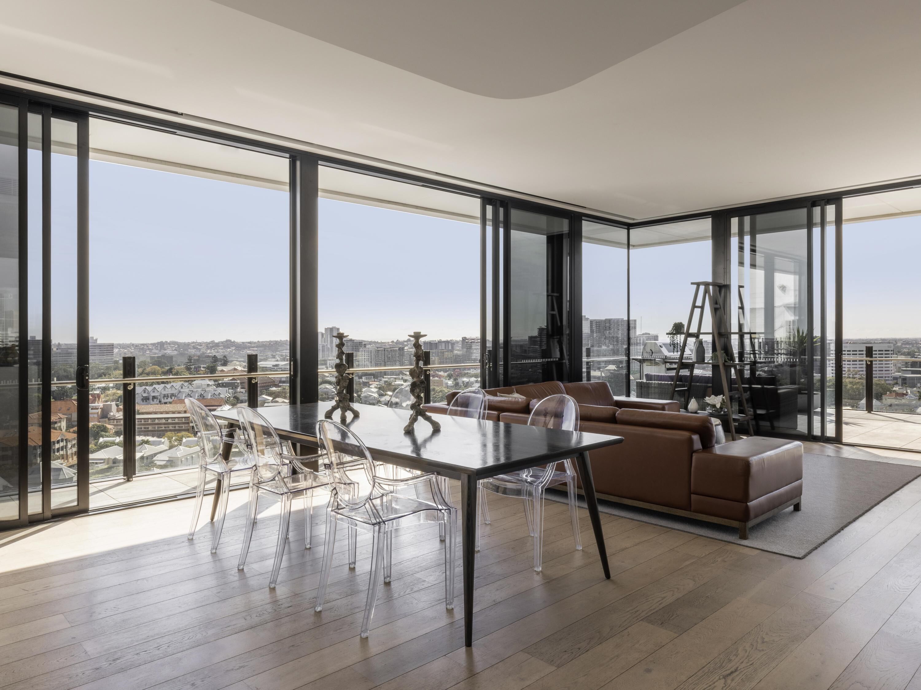 ペントハウス ベッド (複数台) | エジプト綿のシーツ、高級寝具、ピロートップベッド、ミニバー