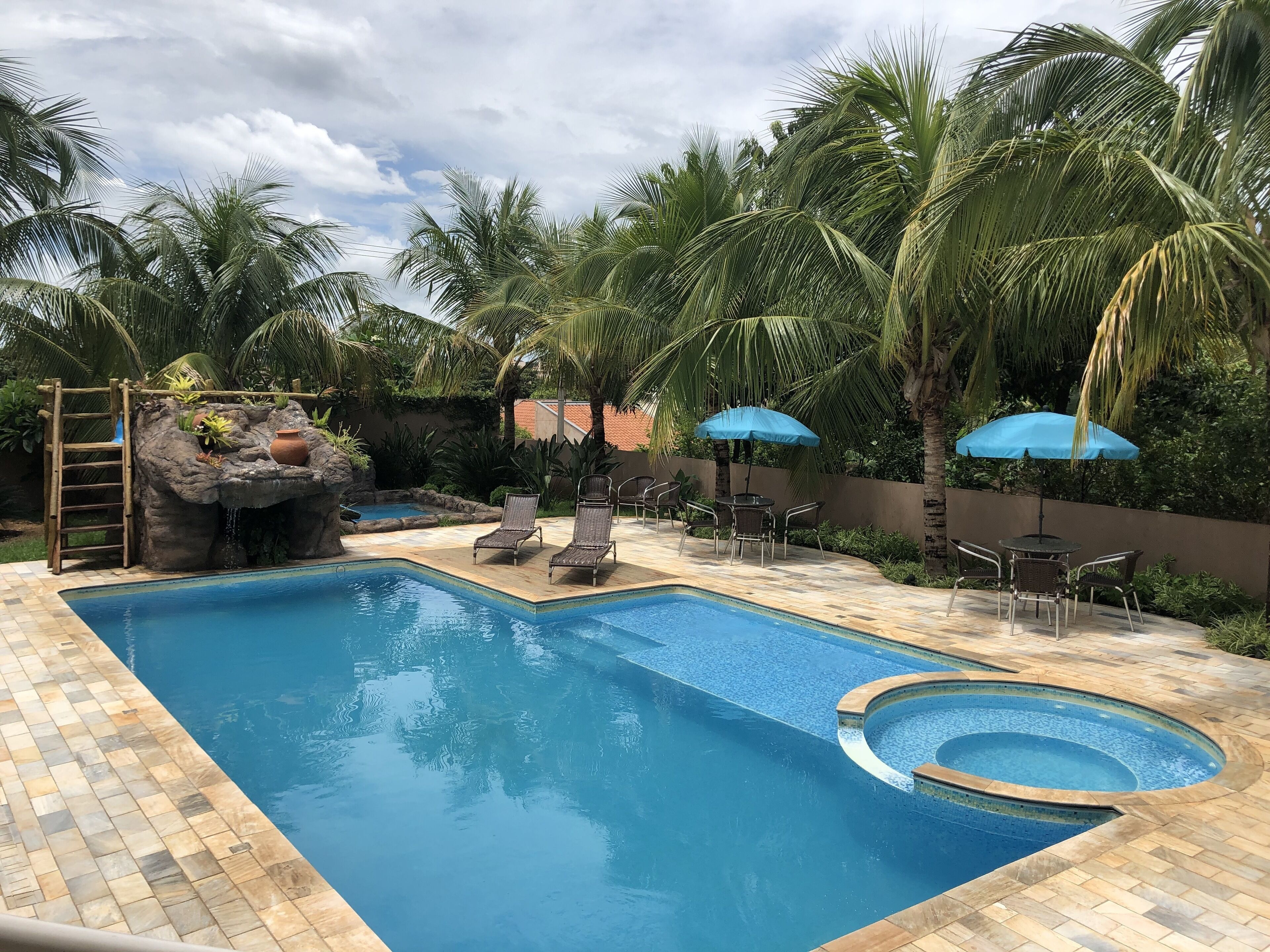 室外游泳池，開放時間為 09:00 至 21:00，提供泳池遮陽傘和日光浴躺椅