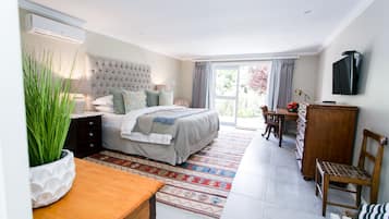 Executive Room | Minibar, individually decorated, individually furnished, desk