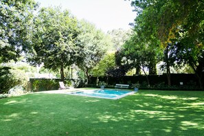 Outdoor pool, pool umbrellas, pool loungers - Burkleigh House (Randburg)