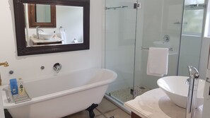 Quarto conforto | Banheiro | Produtos de toalete grátis, secador de cabelo, toalhas de banho 