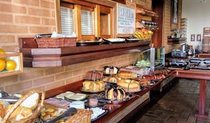 Free daily buffet breakfast - Pousada Château MG (Campos do Jordão)