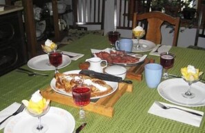Free daily full breakfast - Phoenix House B&B (Stettler)