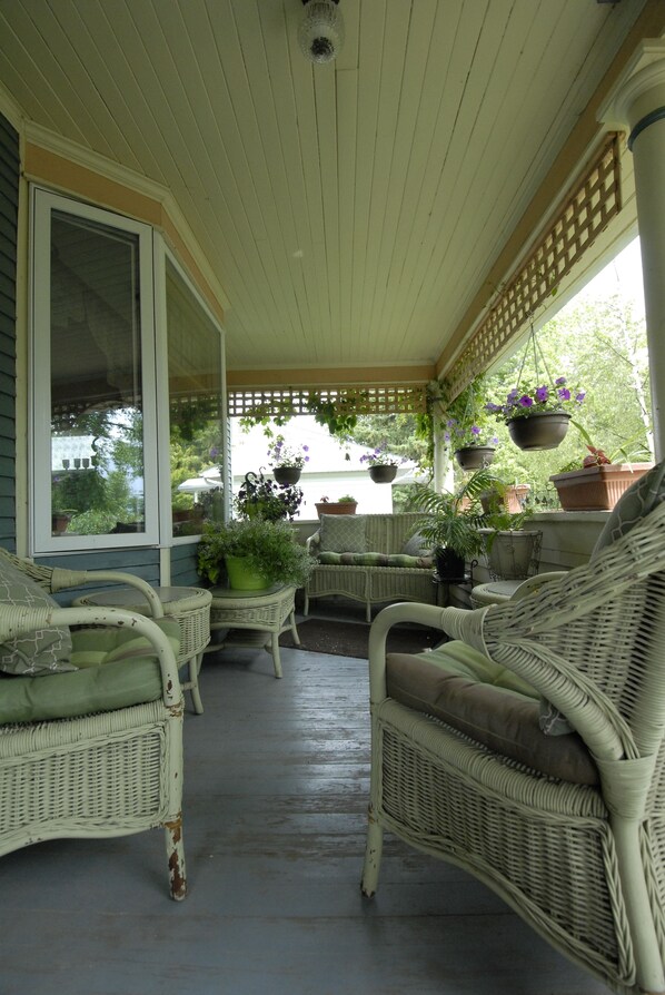 Porch - Phoenix House B&B (Stettler)