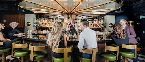 2 من المطاعم، حيث تُقدم وجبات الإفطار، الغداء، العشاء، الأطباق الآسيوية