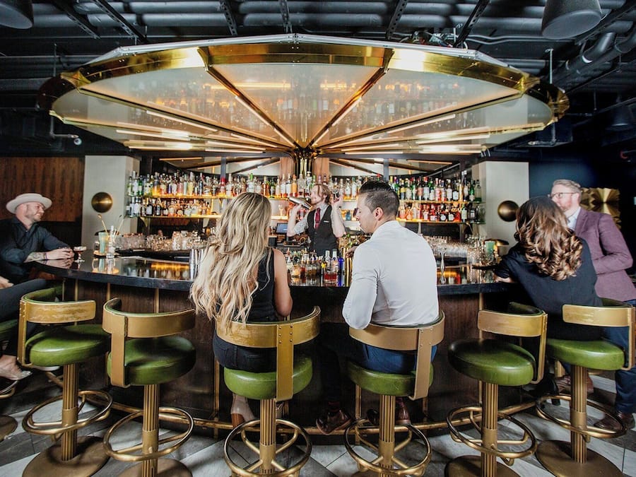 Här finns 2 restauranger som serverar frukost.